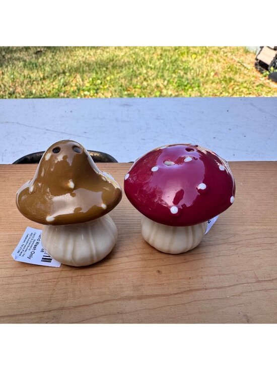 Cracker Barrel Other - Cracker Barrel Mini Mushroom Salt Pepper Shakers Red Brown Ceramic Woodland